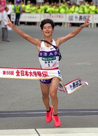 　１位でゴールする駒大のアンカー・山川拓馬。４連覇を達成した