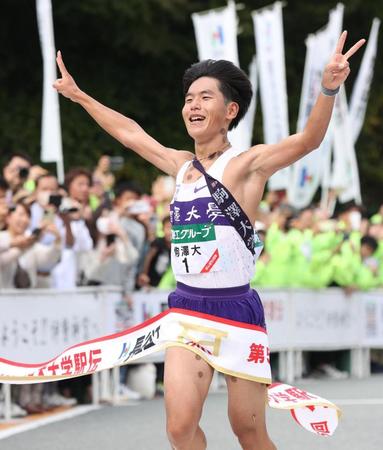 　１位でゴールする駒大のアンカー・山川拓馬