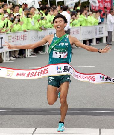 　２位でゴールする青学大のアンカー・田中悠登