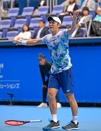 　男子シングルスで優勝を決め、喜ぶ徳田廉大＝有明コロシアム