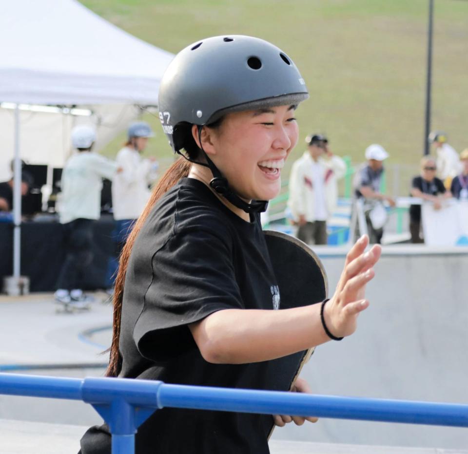 　優勝が決まり笑顔を見せる草木