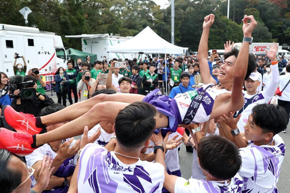 　４連覇を達成し、チームメートに胴上げされる駒大のアンカー・山川拓馬