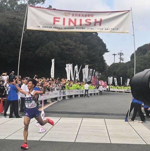 　ゴールを駆け抜けた駒大アンカーの山川拓馬