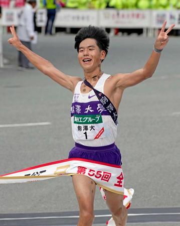　１位でゴールする駒大のアンカー・山川拓馬