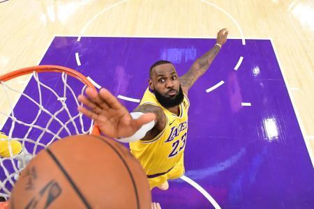 　クリッパーズ戦でシュートをブロックするレーカーズのレブロン・ジェームズ＝１日（ＮＢＡＥ提供・ゲッティ＝共同）