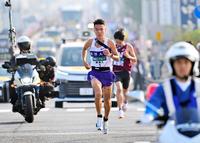 　２区で早大の山口智規（右奥）を引き離す駒大の佐藤圭汰＝代表撮影