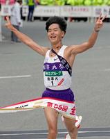 　１位でゴールする駒大のアンカー・山川拓馬