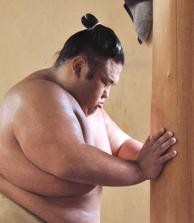 　朝稽古でてっぽうをする貴景勝