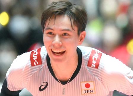 バレー男子　高橋藍がヴェローナ戦でＭＶＰ　チーム最多２１得点　木箱に入ったボトルを手に爽やかな笑みも