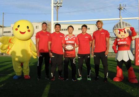 　ラグビー神戸の選手と記念撮影する斎藤元彦・兵庫県知事（中央）