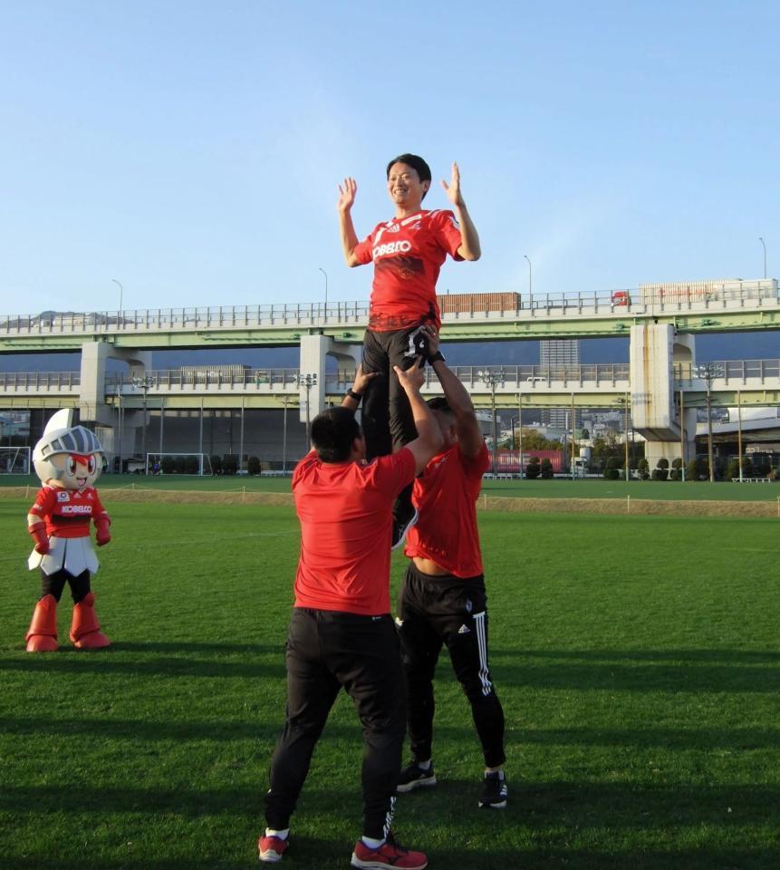 　リフトアップされる斎藤元彦・兵庫県知事