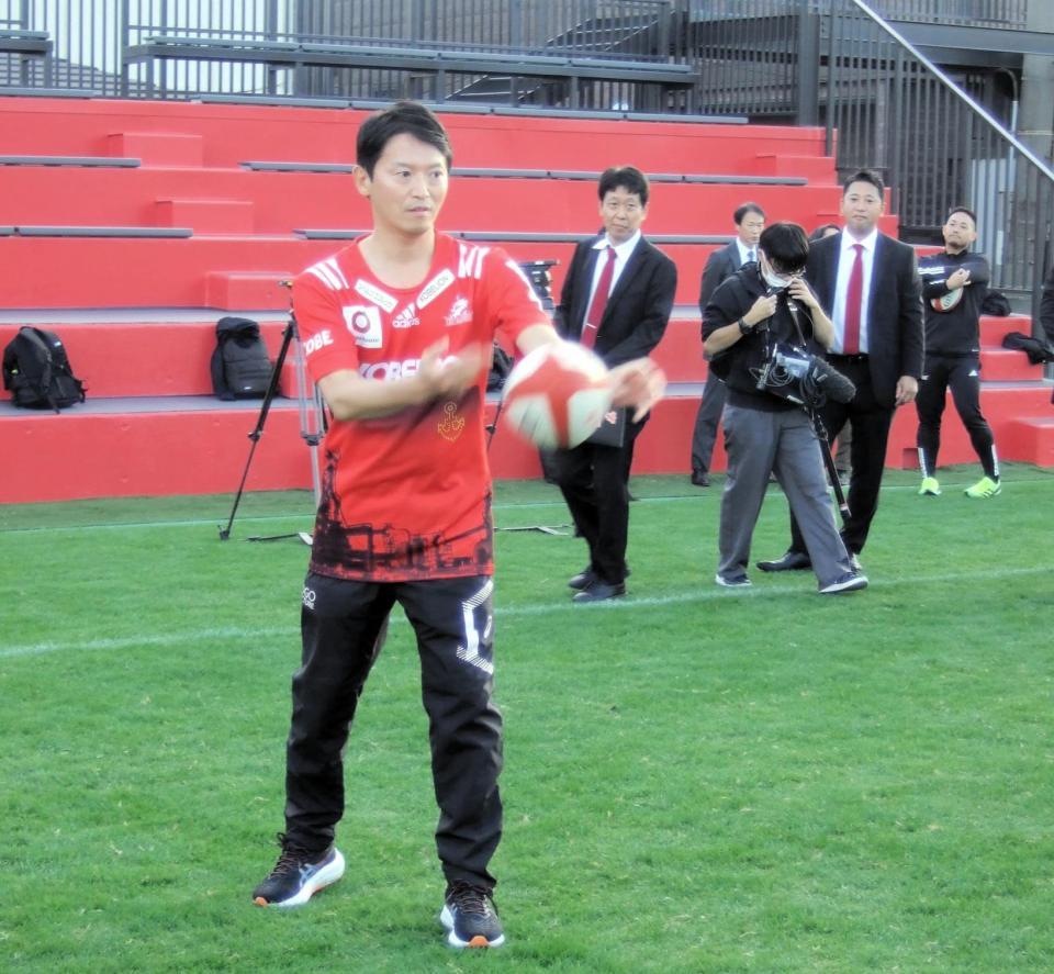 　パスをする斎藤元彦・兵庫県知事