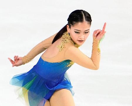 　女子ＳＰで演技する渡辺倫果＝重慶（共同）