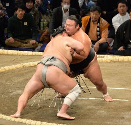 鋭い出足で北勝富士を押し込む貴景勝（撮影・和田康志）