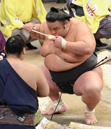 　取組前に力水を口にする貴景勝＝福岡国際センター