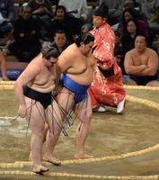 　獅司（左）を下して白星発進の大の里（撮影・和田康志）