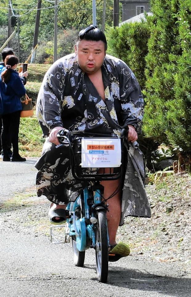 　朝稽古を終え、自転車で引き揚げる貴景勝