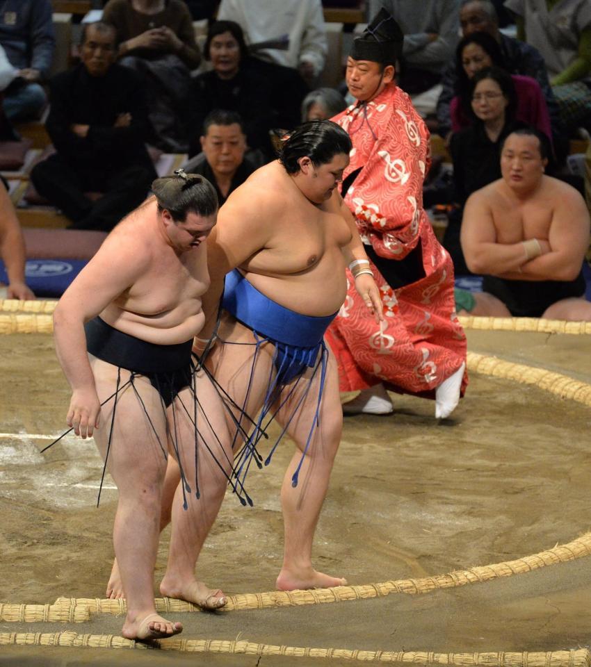 　獅司（左）を下して白星発進の大の里（撮影・和田康志）