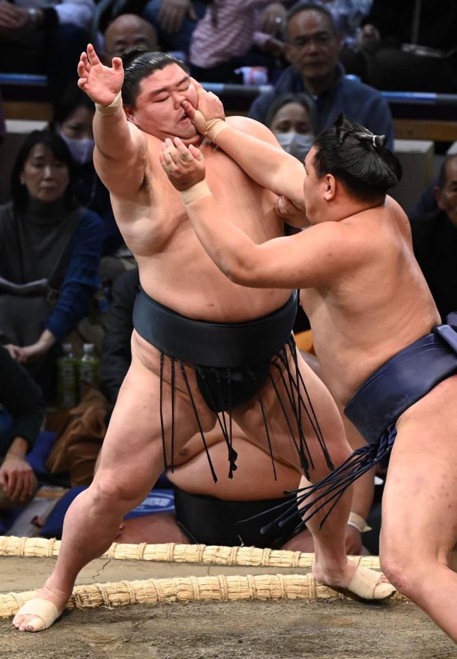 突き出しで豊昇龍に勝利する正代（左）