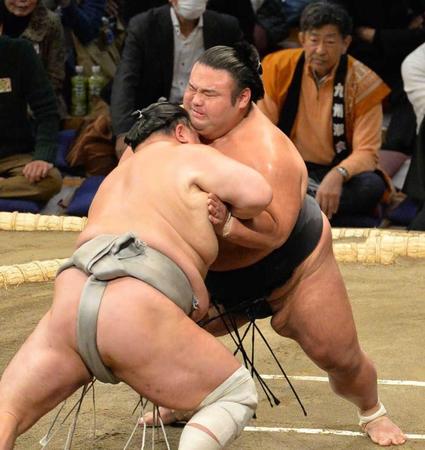 　鋭い出足で北勝富士を押し込む貴景勝（撮影・和田康志）