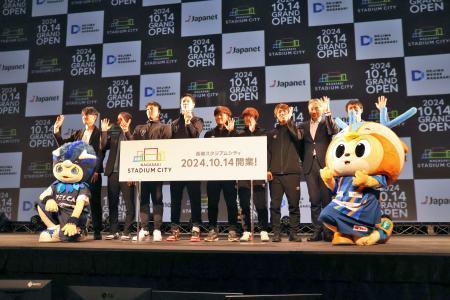 　来年の開業が発表された「長崎スタジアムシティ」のイベントで写真に納まるＢ１長崎の馬場雄大（左から４人目）ら＝１３日、長崎市