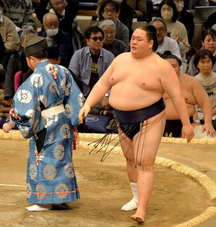 　４年ぶりの幕内勝利に感慨深げな表情を見せる友風（撮影・和田康志）