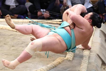 関脇琴ノ若が無傷の３連勝　幕内１３年ぶり珍手「大逆手」で明生を鮮やか逆転　場内喝采