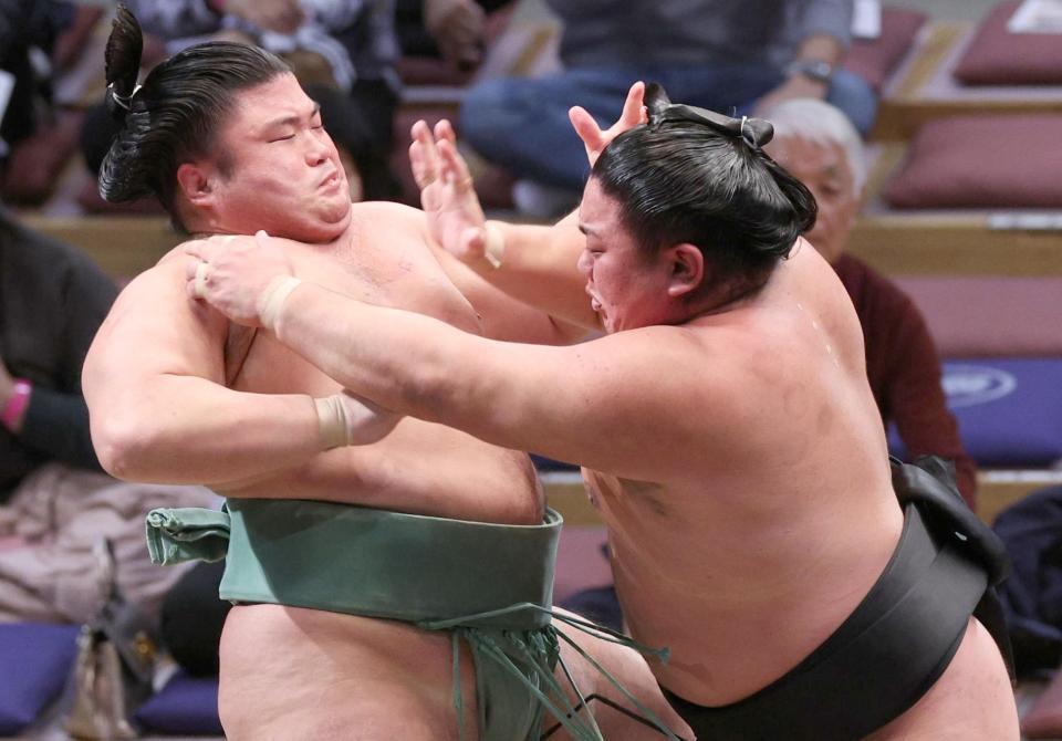 　貴健斗（左）を押し出しで破る日翔志