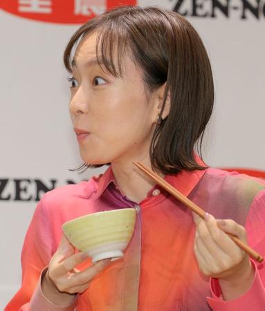 　新米の美味しさに驚く石川佳純さん（撮影・吉澤敬太）