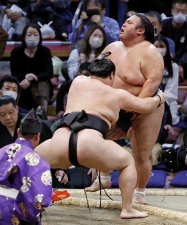 　明生（手前）に寄り切りで敗れた貴景勝＝福岡国際センター