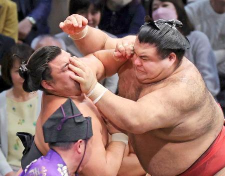 貴景勝と霧島が初黒星　豊昇龍ら４連勝、九州場所４日目