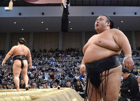 　明生（左奥）に敗れ土俵下でぼう然とする貴景勝（撮影・和田康志）