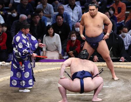 　立ち会いで睨み合い、仕切り直しとなる豪ノ山（手前）と豊昇龍