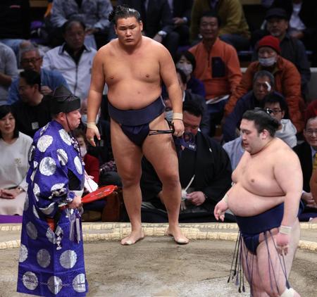 　豪ノ山（右）を下した後も、にらみ続ける豊昇龍