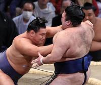 　豪ノ山（右）を押し出しで下す豊昇龍