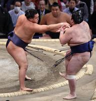 　豪ノ山（右）を押し出しで下す豊昇龍