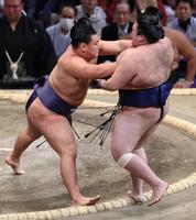 　豪ノ山（右）を押し出しで下す豊昇龍