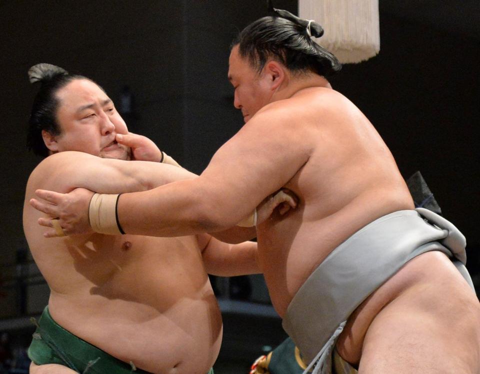 　佐田の海（左）を圧倒して４連勝の玉鷲（撮影・和田康志）