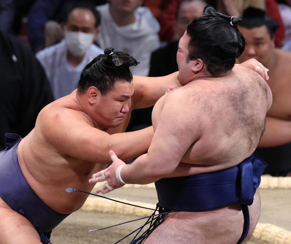 　豪ノ山（右）を押し出しで下す豊昇龍