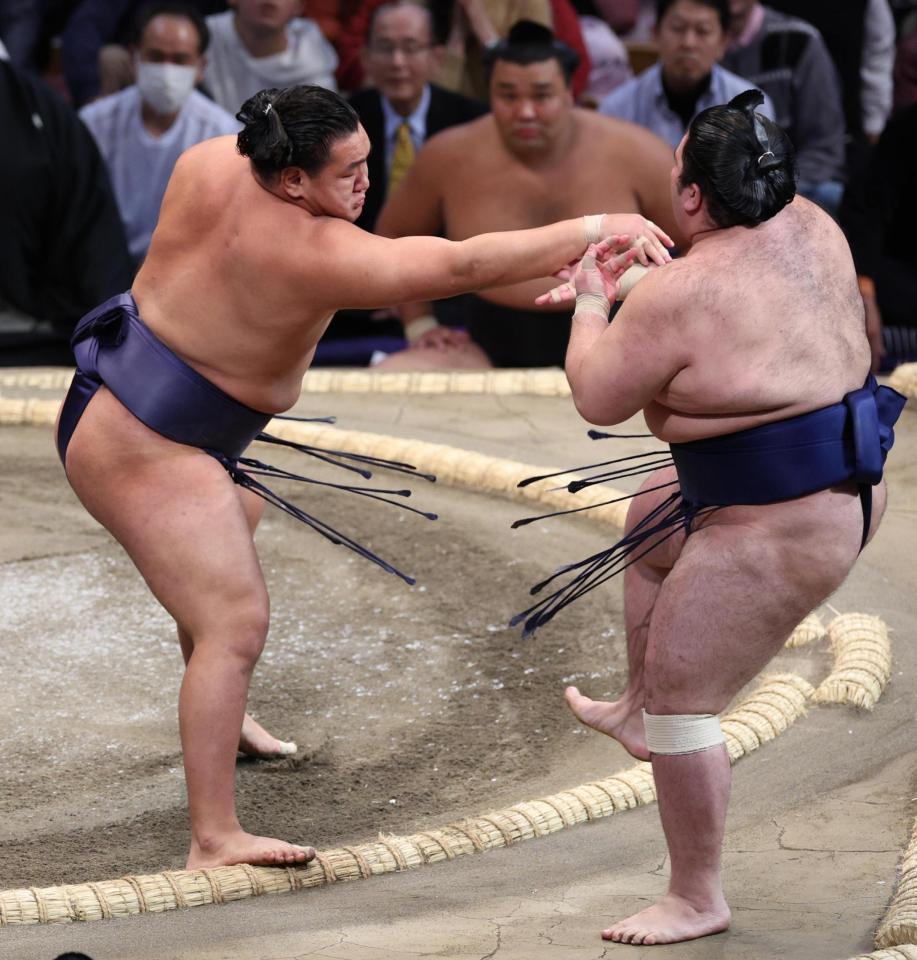 　豪ノ山（右）を押し出しで下す豊昇龍
