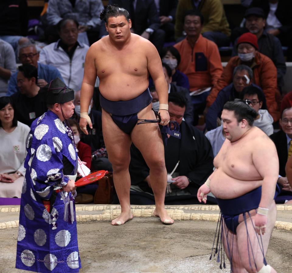 　豪ノ山（右）を下した後も、にらみ続ける豊昇龍