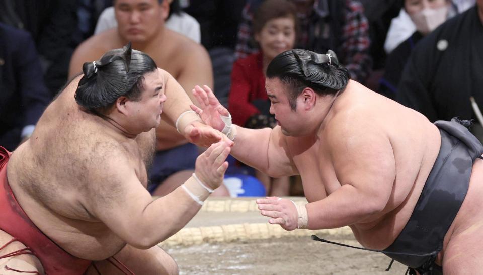 　高安（左）を攻める貴景勝