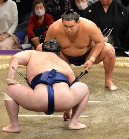 　豪ノ山（手前）をにらみつける豊昇龍（撮影・和田康志）