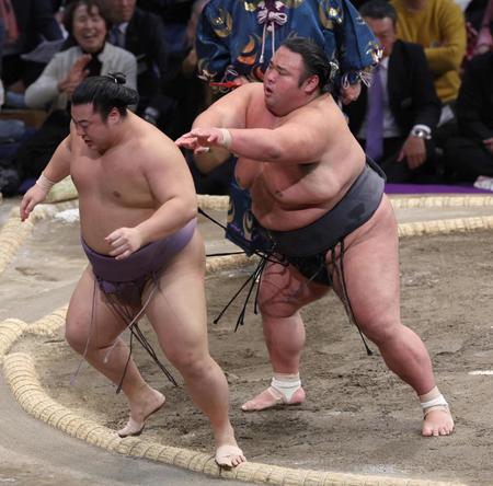　翔猿（左）を送り出しで下す貴景勝