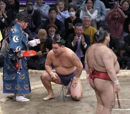 　高安（右）に小またすくいで敗れ、土まみれの豊昇龍
