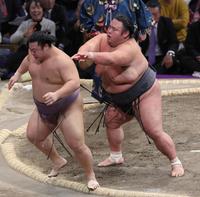 　翔猿（左）を送り出しで下す貴景勝