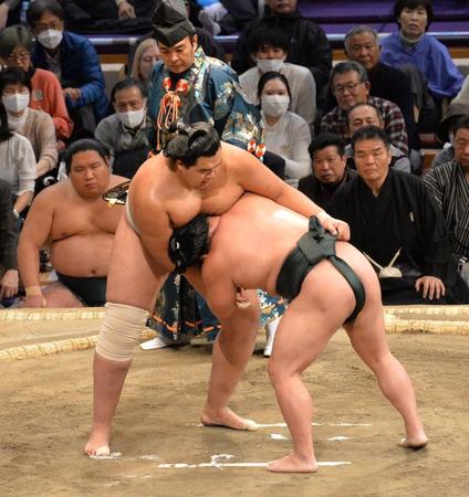 　勝負再開後、さらに深く潜ろうとする翠富士（右）＝撮影・和田康志