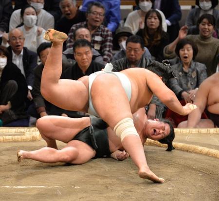 　大熱戦の末に上手投げで勝った北青鵬（上）＝撮影・和田康志