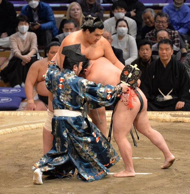 疲れたッス」異例6分40秒大相撲で8年ぶり水入りの珍事 NHK中継