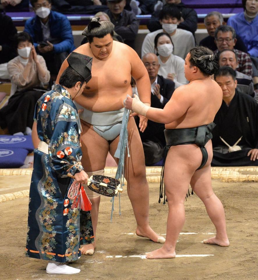 　熱戦と中で水入りとなり分けられる北青鵬（左）と翠富士（撮影・和田康志）